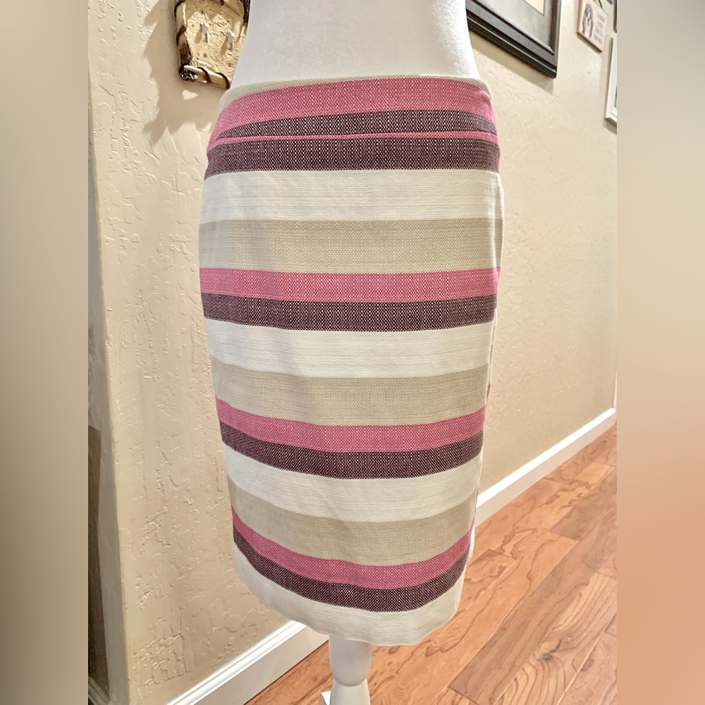 ☘️Ann Taylor pencil skirt size 6